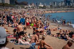 Überfüllte Strände in Spanien und kein Wohnraum mehr für Einheimische.